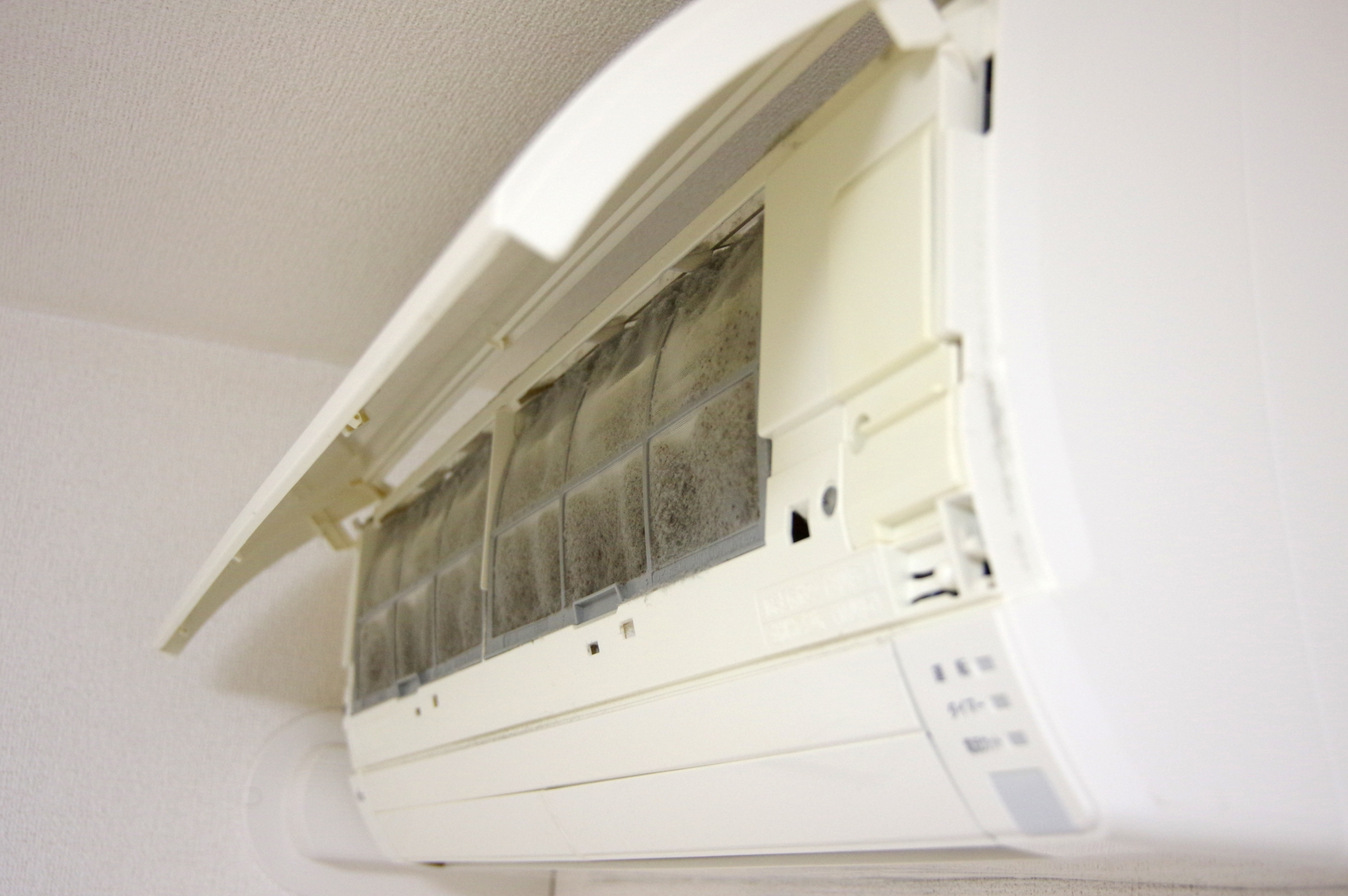 エアコン掃除を業者に依頼する頻度とは？失敗しないエアコン