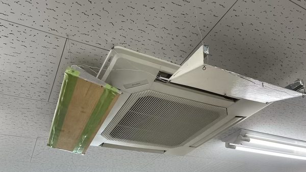 国立市の医療機関様の埋込4方向エアコンクリーニング作業